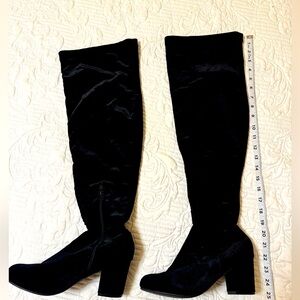 Black Knee-High Women's Boots - size 8